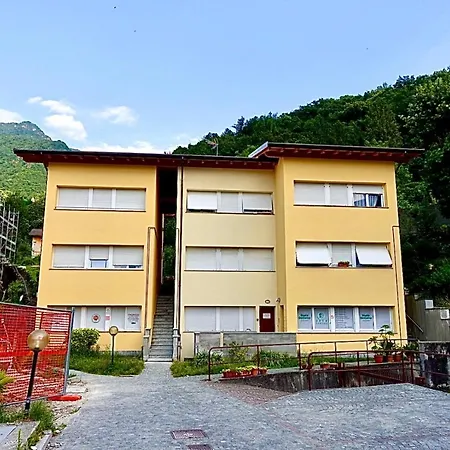 Con Vista Lago E Parcheggio Gratuito アパート ヴァレンナ